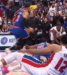 1745809006356084244.gif hth-明目张胆?尼克斯连续两年季后赛被裁判“保送”胜利