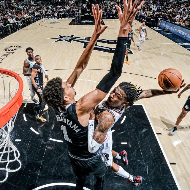 1737028187689042401.jpg 华体会服务平台-被抹杀的赛季最佳隔扣?莫兰特险些埋葬文班亚马