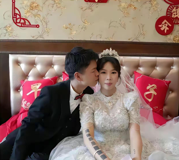 华体会主页-新婚女子手臂成亮点，“满眼都是xxx”，难道新郎一点都不在乎？