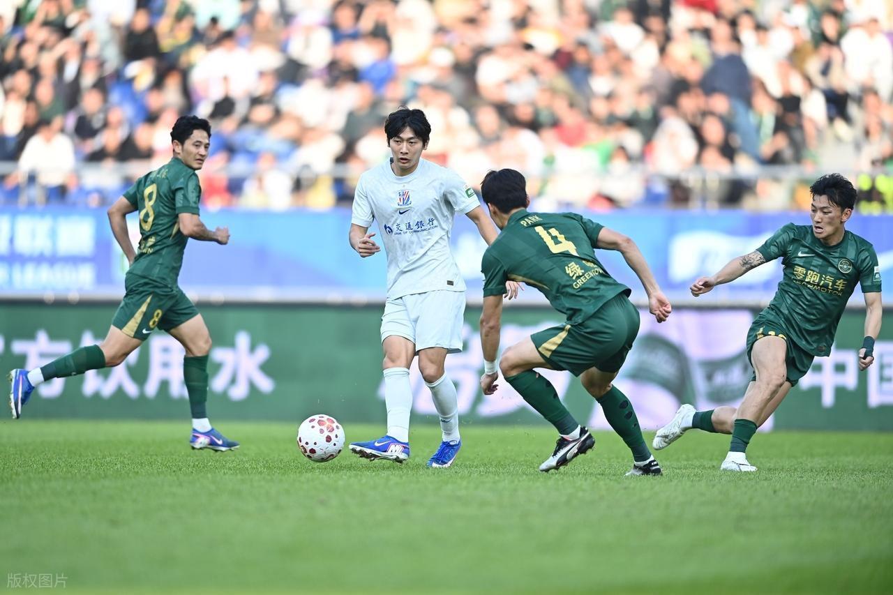 申花1比1战平浙江队，杨皓宇赛后被球迷质疑，直言他以后别上了